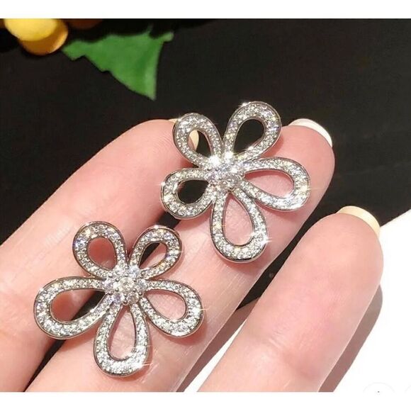 🌺 Betsey Johnson sparkling crystal flower earrings 🌺 - Picture 4 of 5